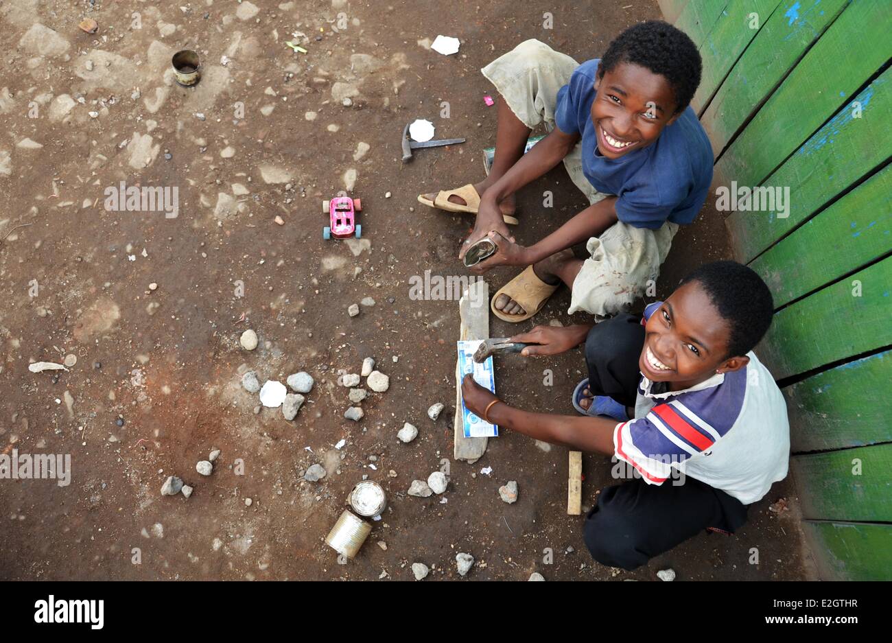 Madagascar Antananarivo ragazzi rendendo piccola auto giocattoli fuori di lattine e altro materiale riciclato Foto Stock