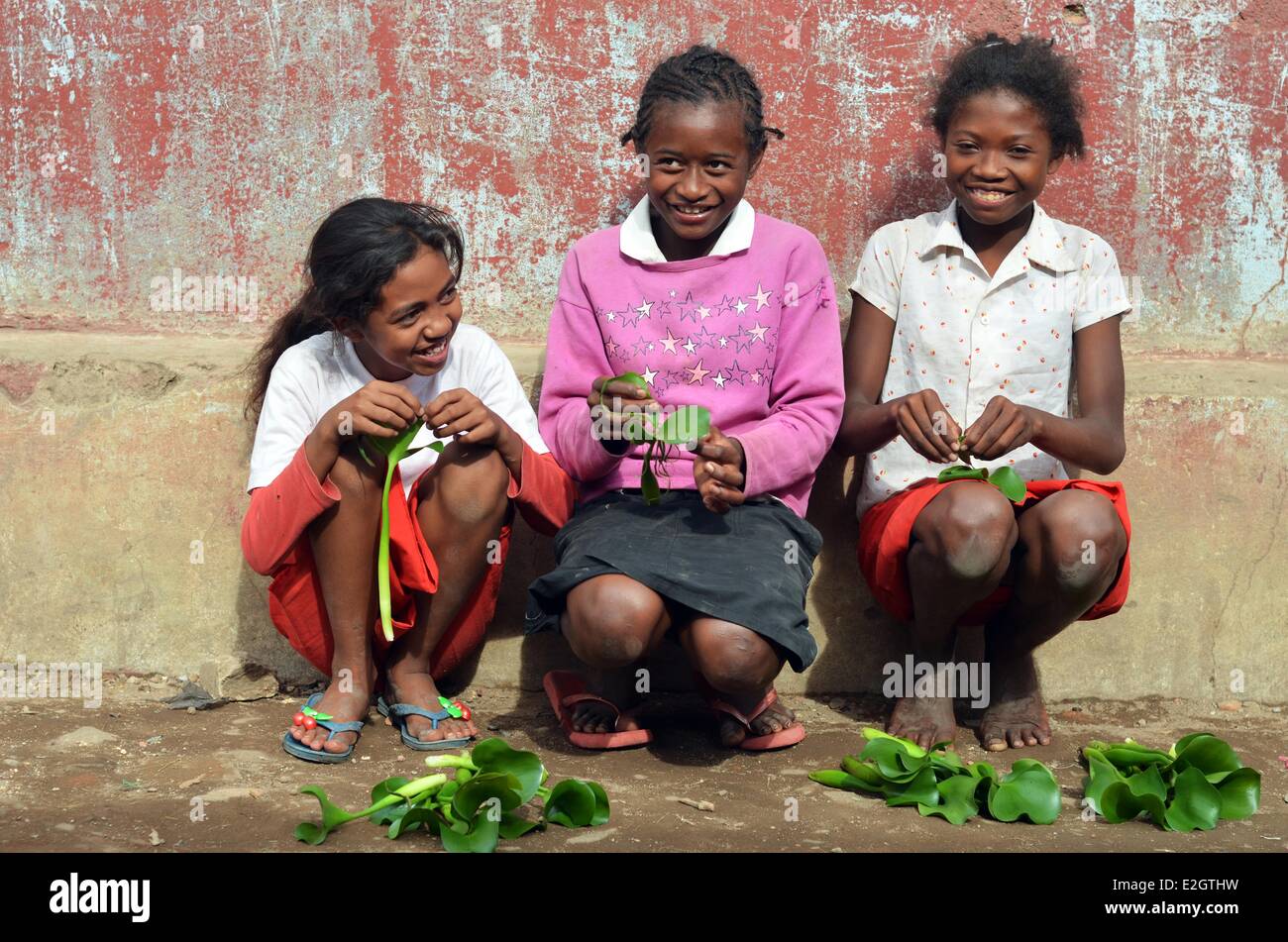 Madagascar Antananarivo ragazze facendo pupazzi fuori di piante ninfee Foto Stock