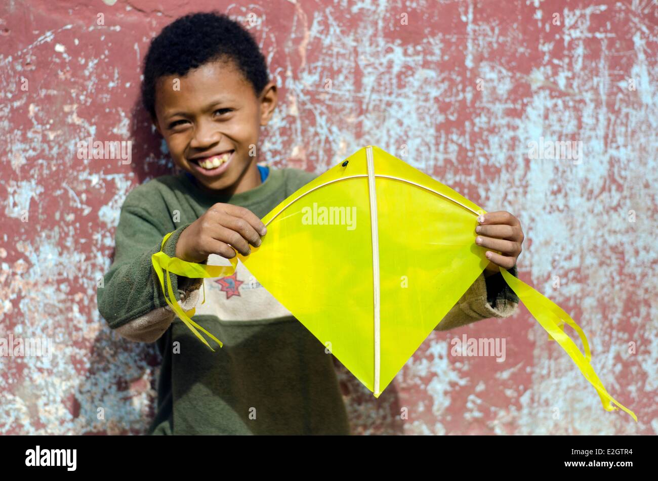 Madagascar Antananarivo boy in posa con kite fatti a mano di materiale di riciclo Foto Stock