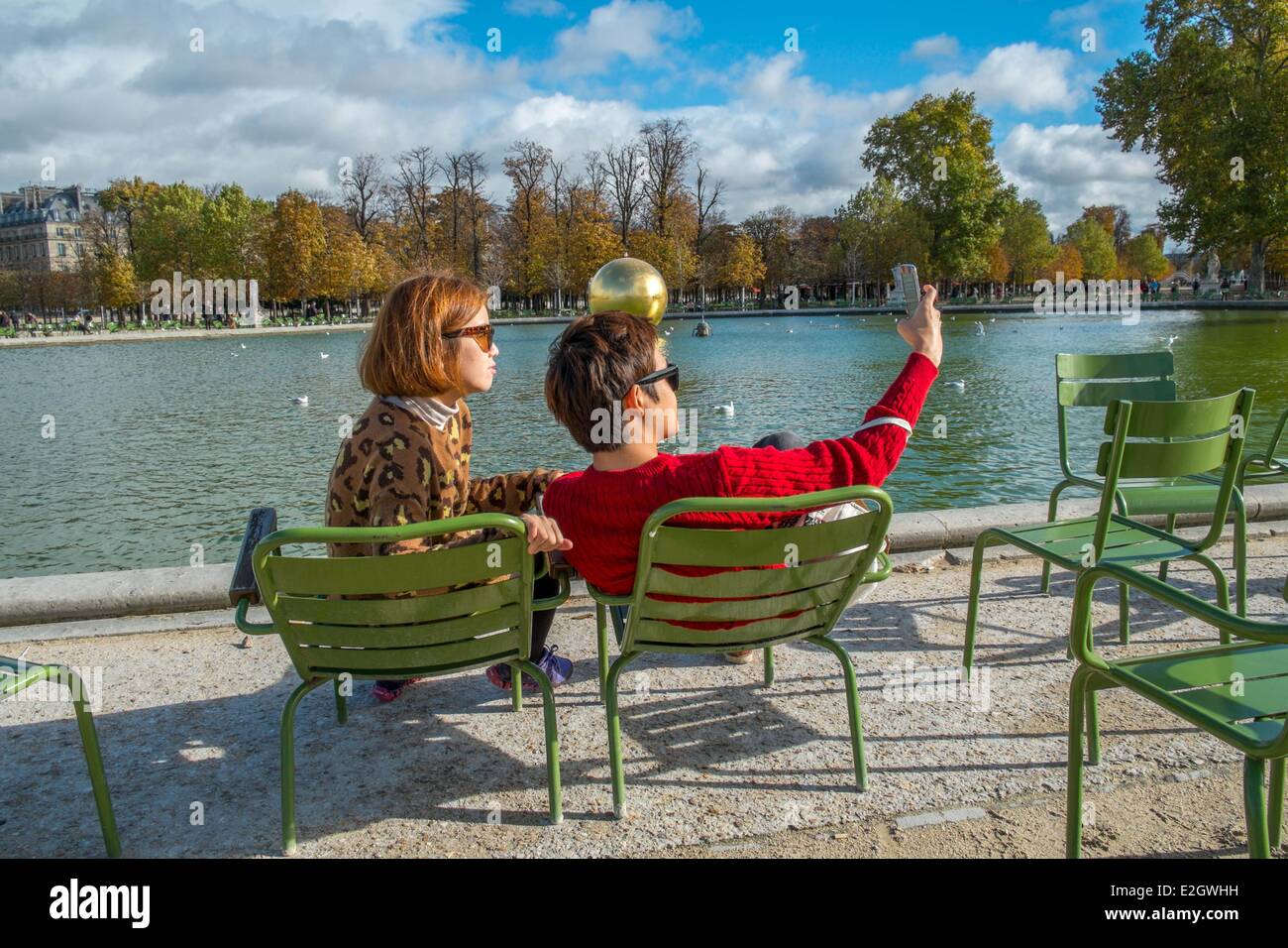 Francia Paris Les Tuileries turista giovane fotografa se stessi in background sfera dorata artwork da James Lee Byars durante FIAC 2013 Foto Stock