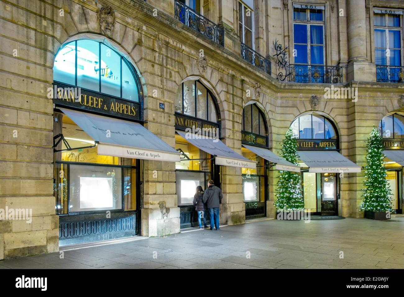Francia Paris negozi di lusso a Place Vendome di notte Foto Stock