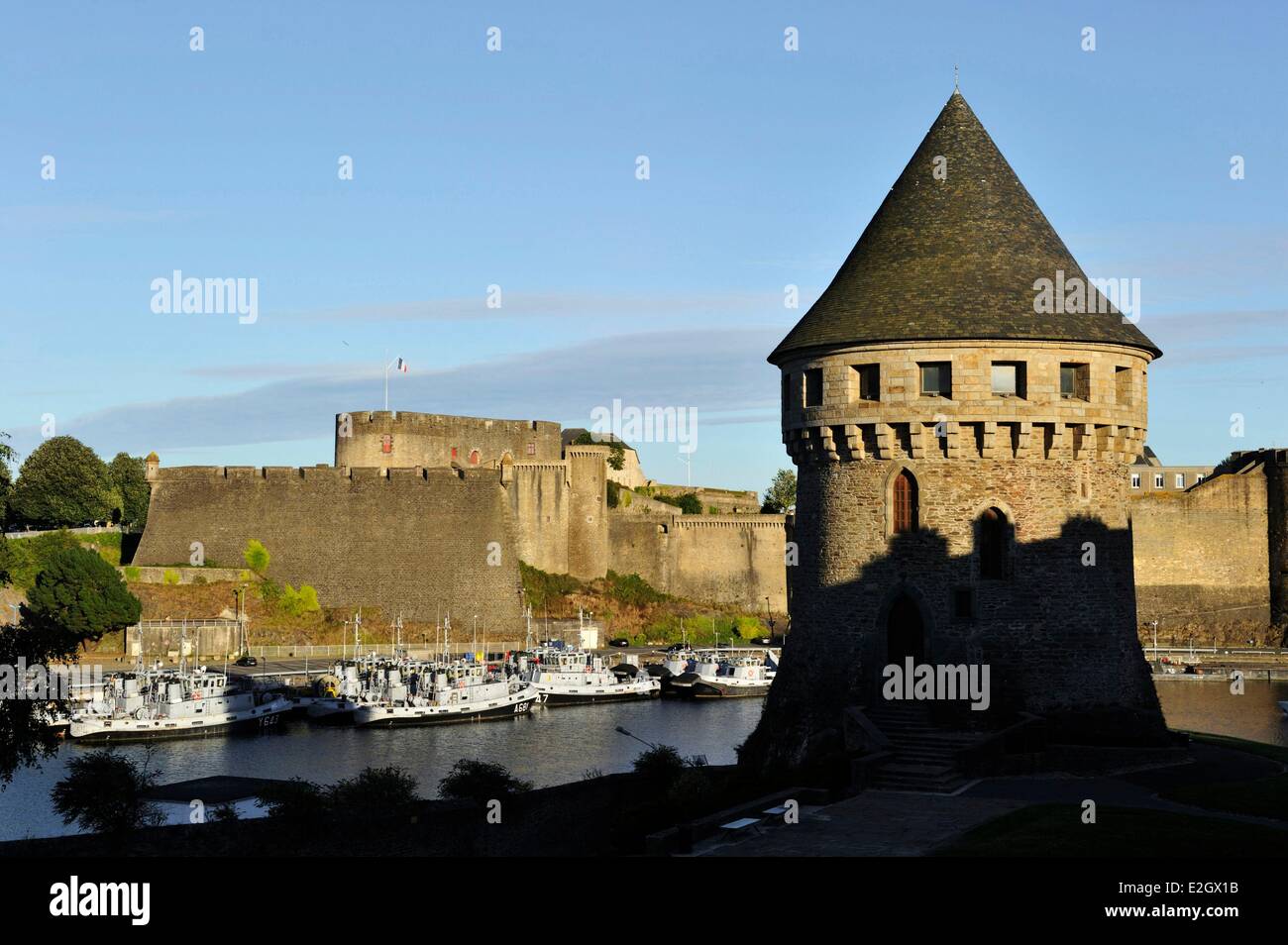 Francia Finistere Brest torre di la Motte Tanguy (museo della città vecchia) nella parte anteriore del castello Foto Stock