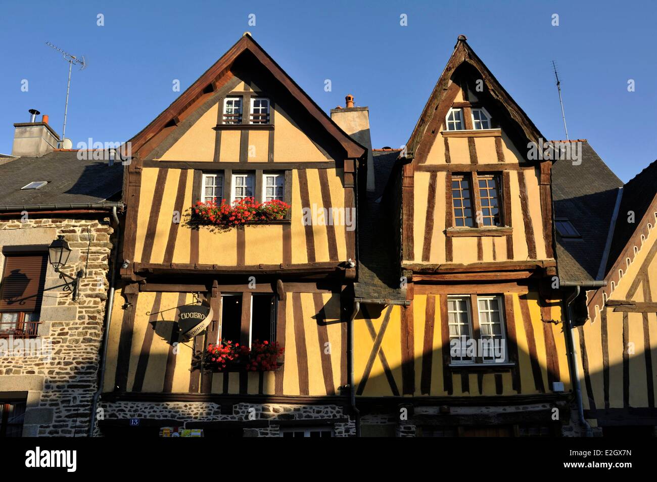 Francia Ille et Vilaine Fougeres castello posto du Marchix (piazza del mercato) metà case con travi di legno Foto Stock