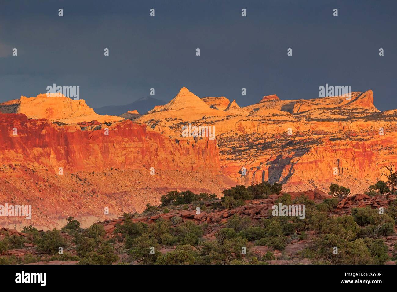 Stati Uniti Utah Colorado Plateau Parco nazionale di Capitol Reef Capitol Reef di cupole colorate al tramonto sotto le nuvole temporale Foto Stock