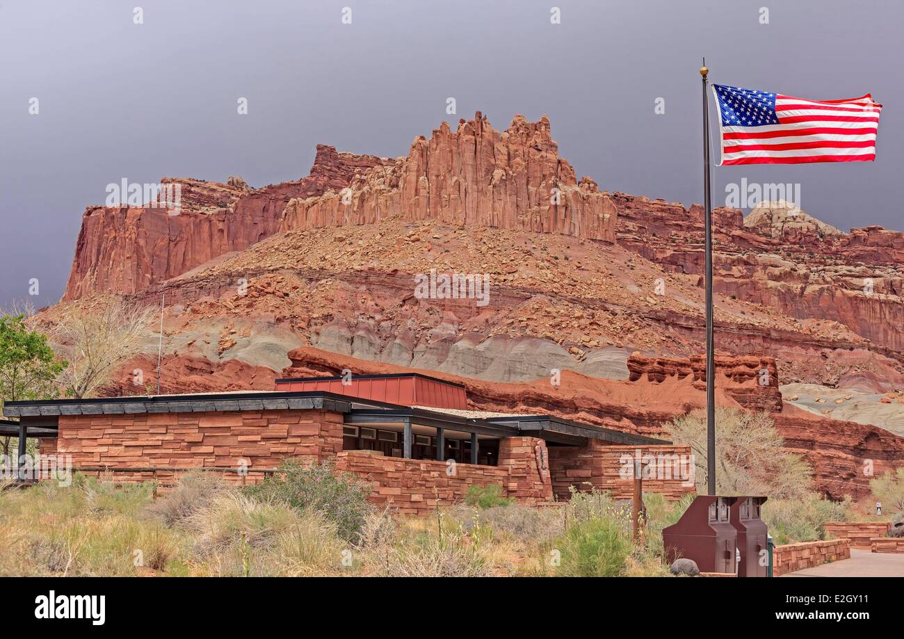 Stati Uniti Utah Colorado Plateau Capitol Reef National Park visitor center con castello in background Foto Stock