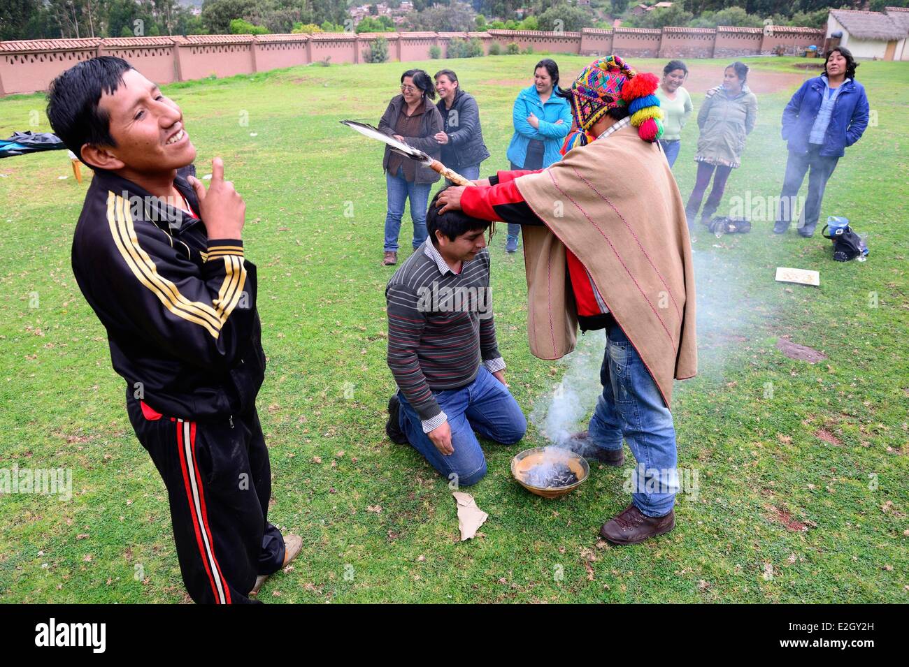 Il Perù Cuzco provincia Huasao elencati come mistico villaggio turistico cerimoniale di offerte dedicate alla Pachamama cui mira a ringraziare terra sessione di purificazione con uno sciamano Foto Stock