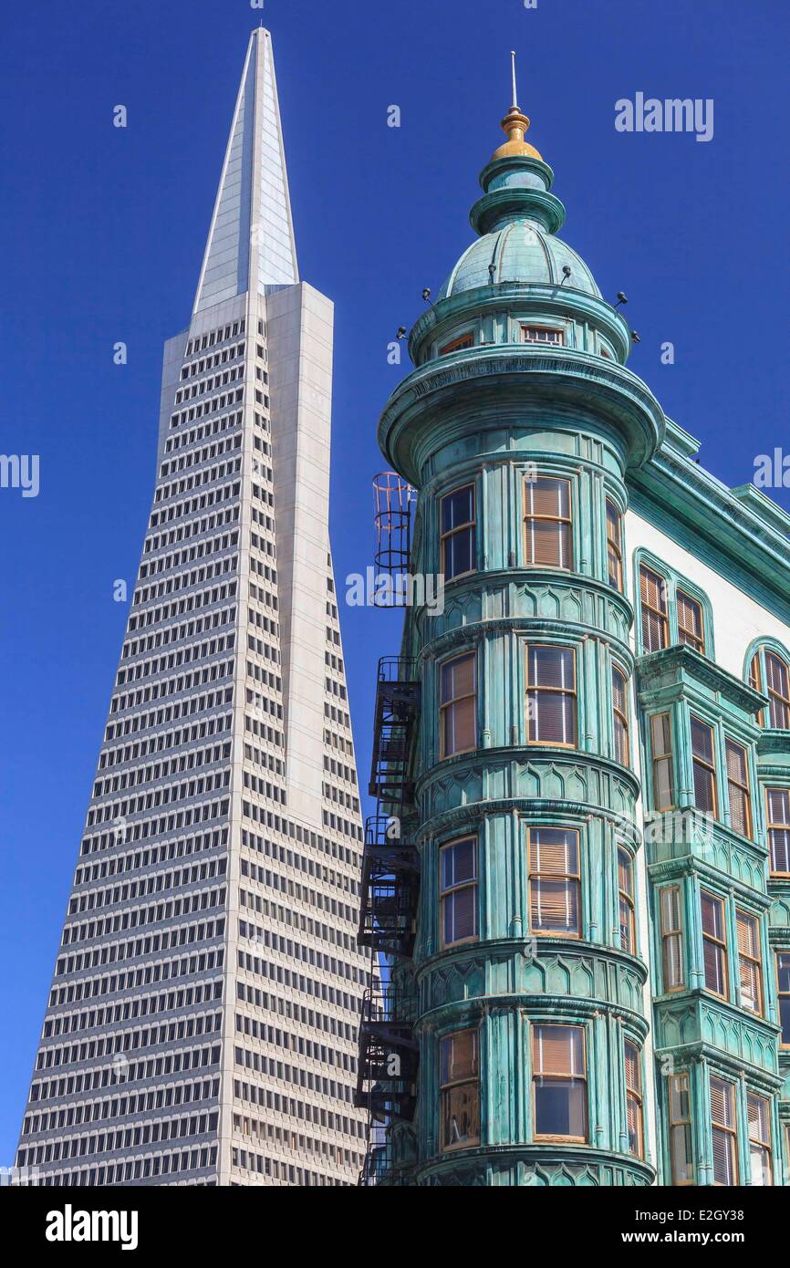 Stati Uniti California San Francisco Financial District Colombus Torre (Edificio sentinella) occupata da un film del regista Francis Ford Coppola's studio e la Piramide Transamerica dall architetto William Pereira Colombus Avenue Foto Stock