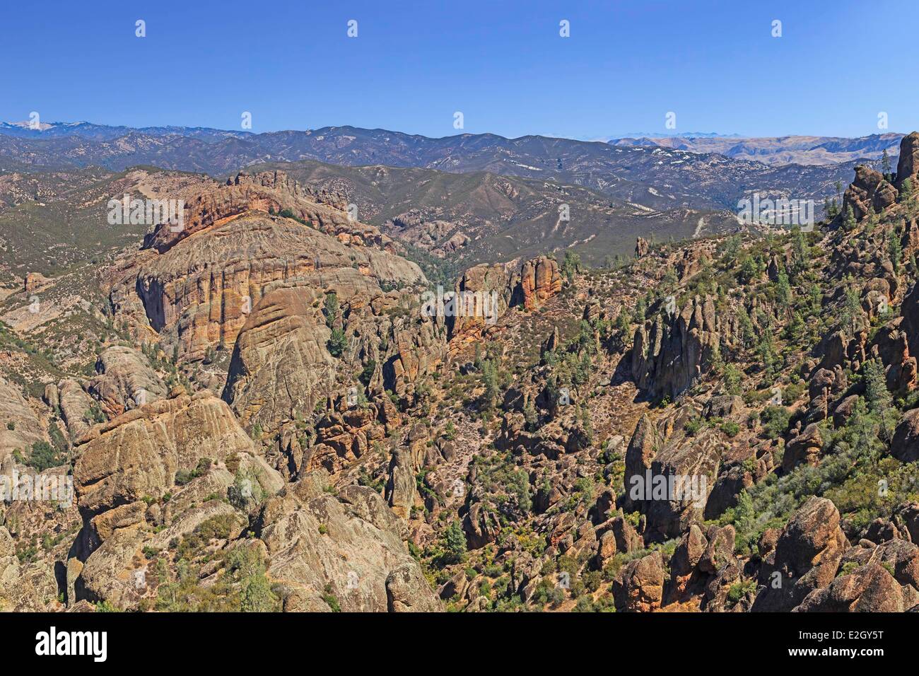 Stati Uniti California California Pacific Coast varia pinnacoli Parco Nazionale vicino a San Andreas anomalia lato ovest eroso formazioni di roccia vulcanica in alta area dei picchi che sono gli avanzi della metà occidentale di un vulcano estinto Foto Stock