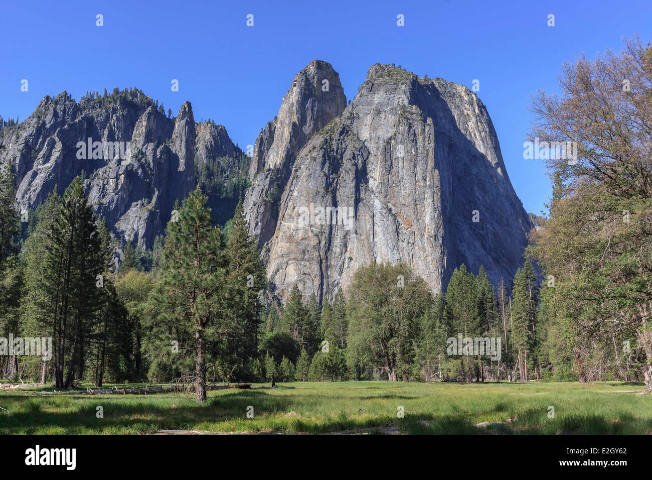Stati Uniti California Sierra Nevada Parco Nazionale Yosemite elencati come patrimonio mondiale dall' UNESCO Yosemite Valley Cathedral Rocks e guglie della cattedrale Foto Stock