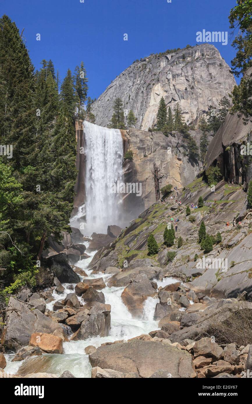 Stati Uniti California Sierra Nevada Parco Nazionale Yosemite elencati come patrimonio mondiale dall' UNESCO Yosemite Valley primaverile caduta sul fiume Merced e Mist Trail Foto Stock