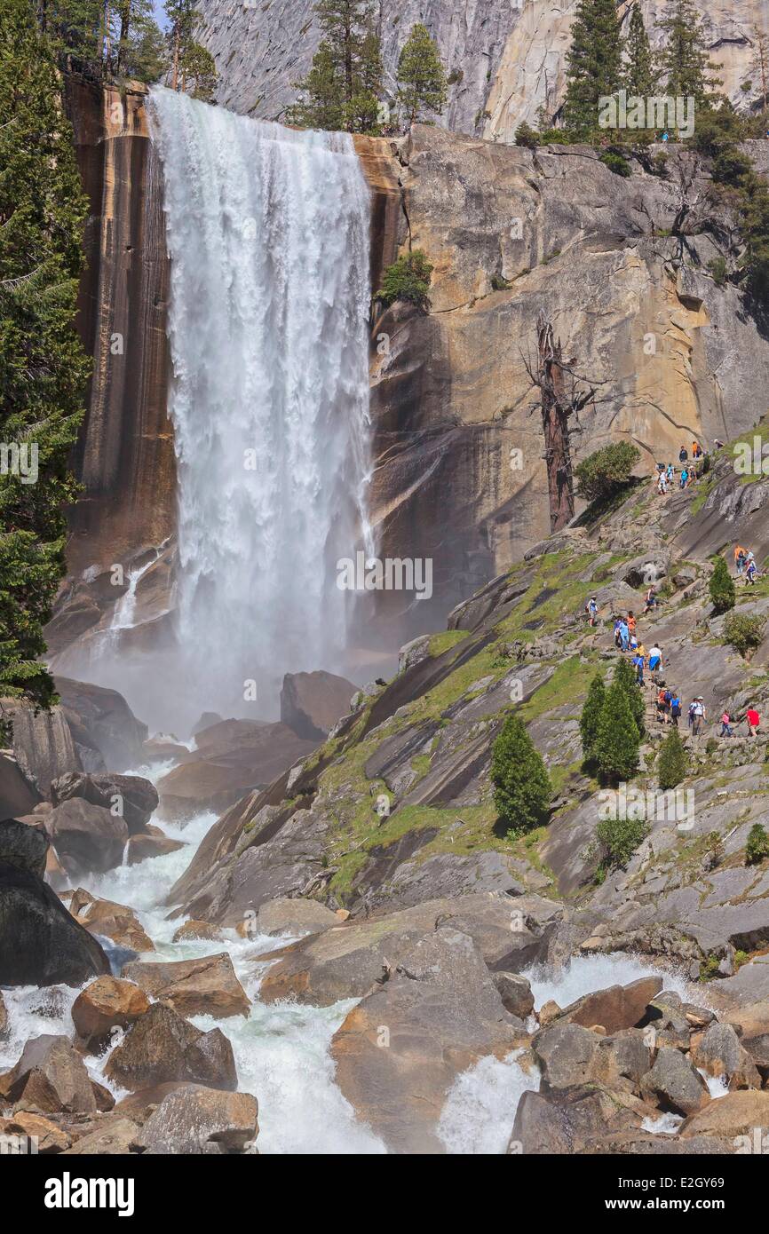 Stati Uniti California Sierra Nevada Parco Nazionale Yosemite elencati come patrimonio mondiale dall' UNESCO Yosemite Valley primaverile caduta e gli escursionisti sul sentiero di nebbia Foto Stock