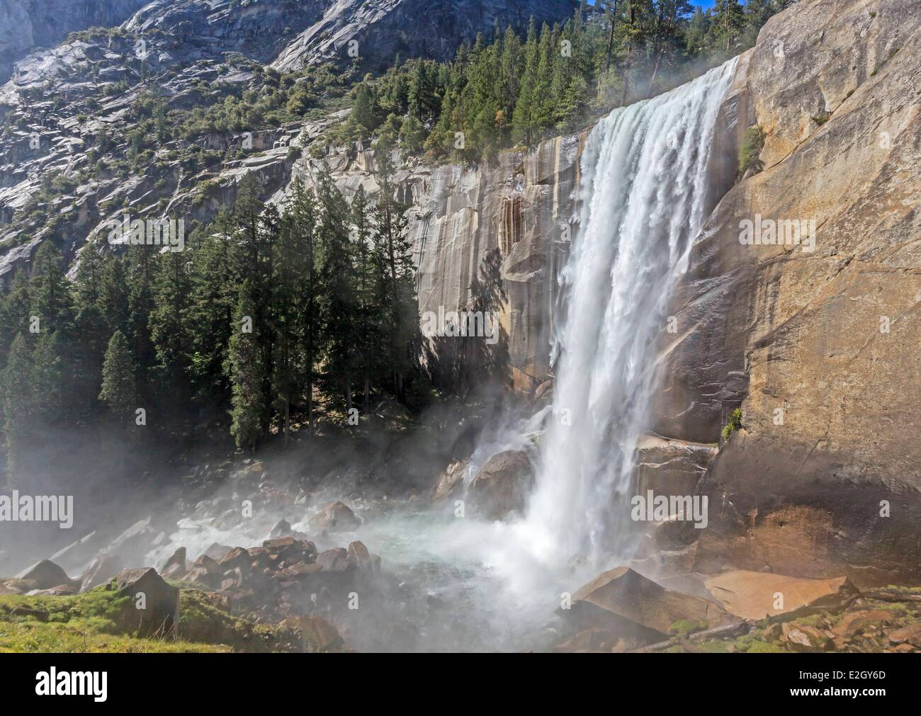 Stati Uniti California Sierra Nevada Parco Nazionale Yosemite elencati come patrimonio mondiale dall' UNESCO Yosemite Valley primaverile caduta sul fiume Merced e Mist Trail Foto Stock