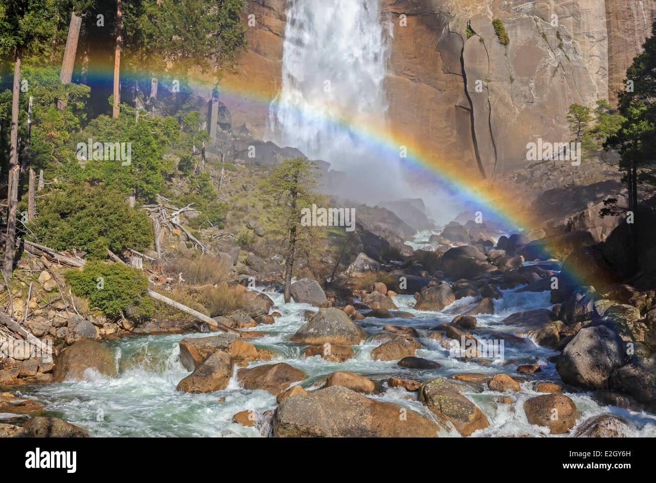 Stati Uniti California Sierra Nevada Parco Nazionale Yosemite elencati come patrimonio mondiale dall' UNESCO Yosemite Valley Nevada Fall di arcobaleno Foto Stock