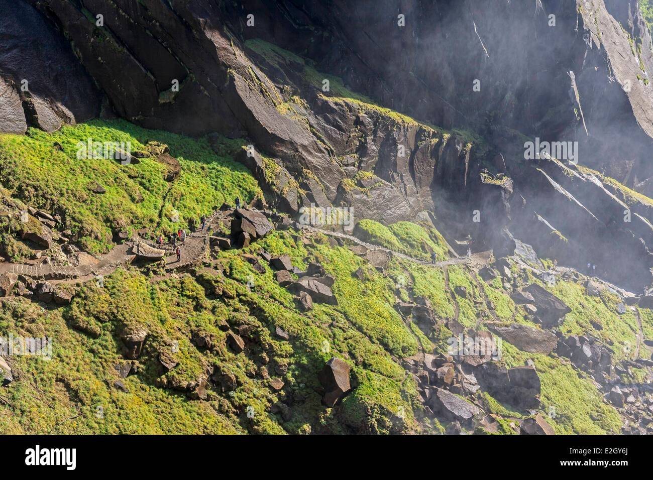 Stati Uniti California Sierra Nevada Parco Nazionale Yosemite elencati come patrimonio mondiale dall' UNESCO Yosemite Valley mist sentiero per primaverile e Nevada Falls Foto Stock