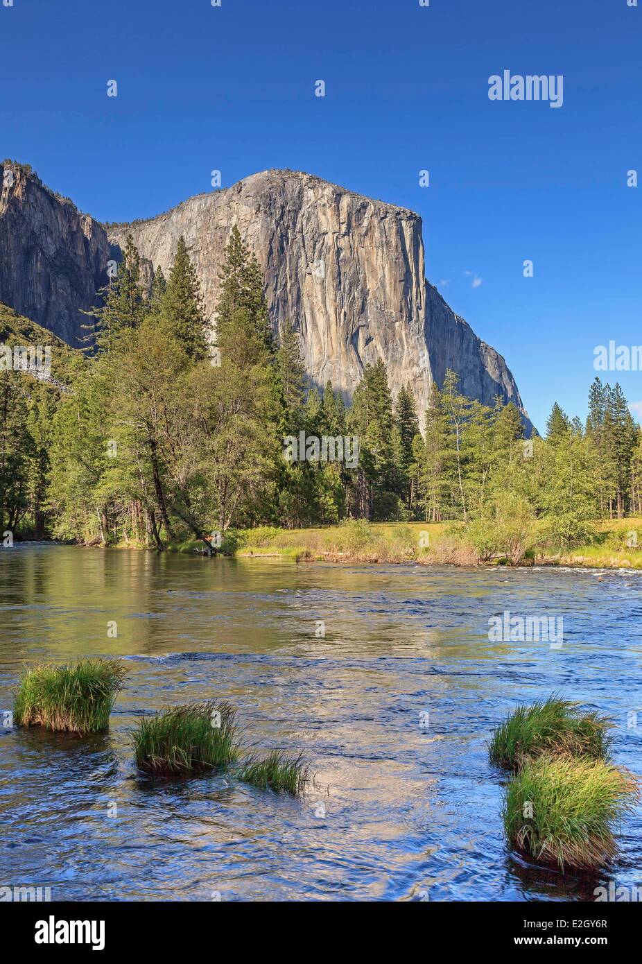 Stati Uniti California Sierra Nevada Parco Nazionale Yosemite elencati come patrimonio mondiale dall' UNESCO Yosemite Valley El Capitan e fiume Merced Foto Stock