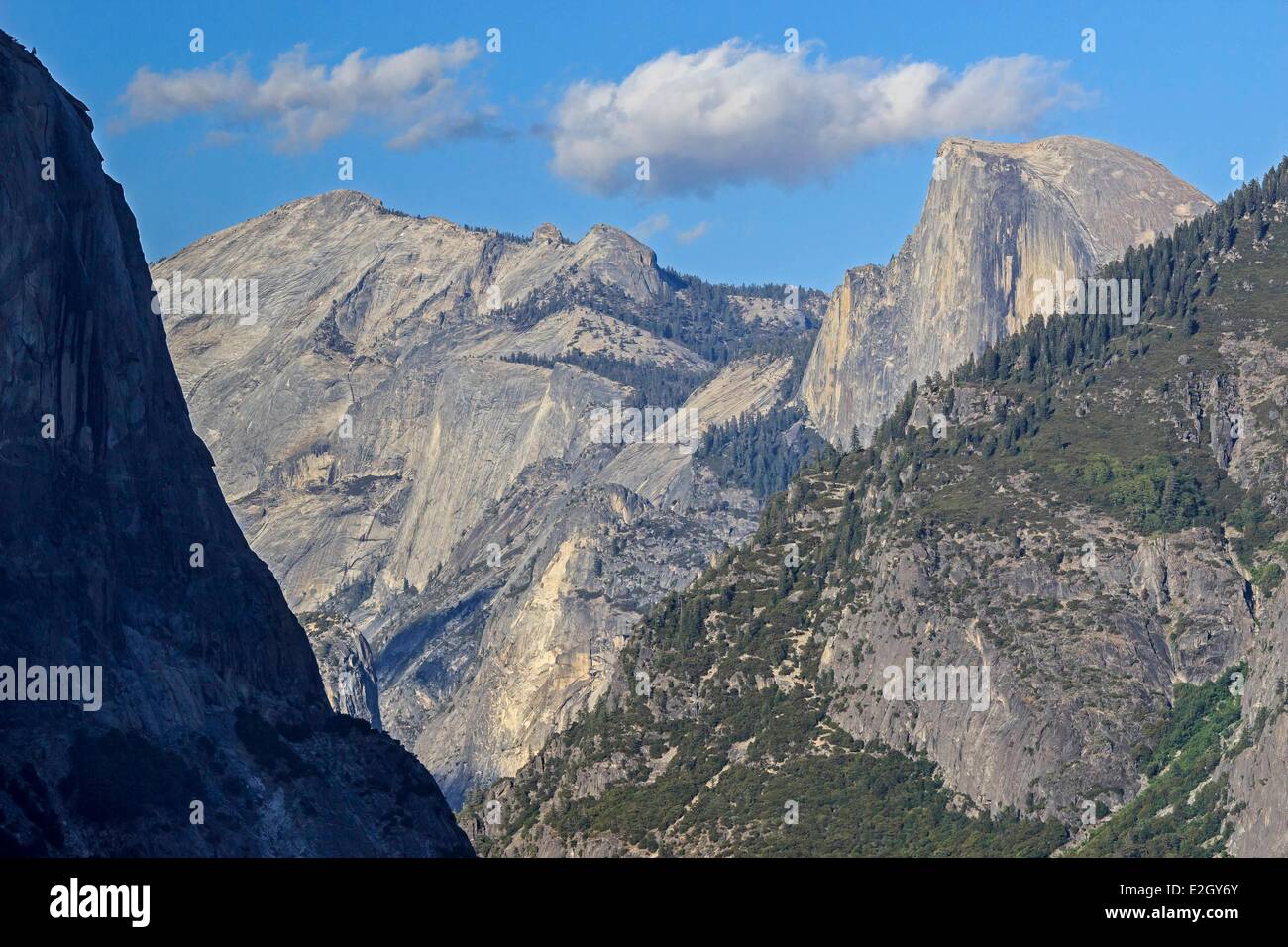 Stati Uniti California Sierra Nevada Parco Nazionale Yosemite elencati come patrimonio mondiale dall' UNESCO Yosemite Valley mezza cupola vista vista di tunnel Foto Stock