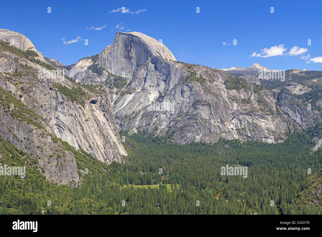 Stati Uniti California Sierra Nevada Parco Nazionale Yosemite elencati come patrimonio mondiale dall' UNESCO Yosemite Valley con mezza cupola Foto Stock
