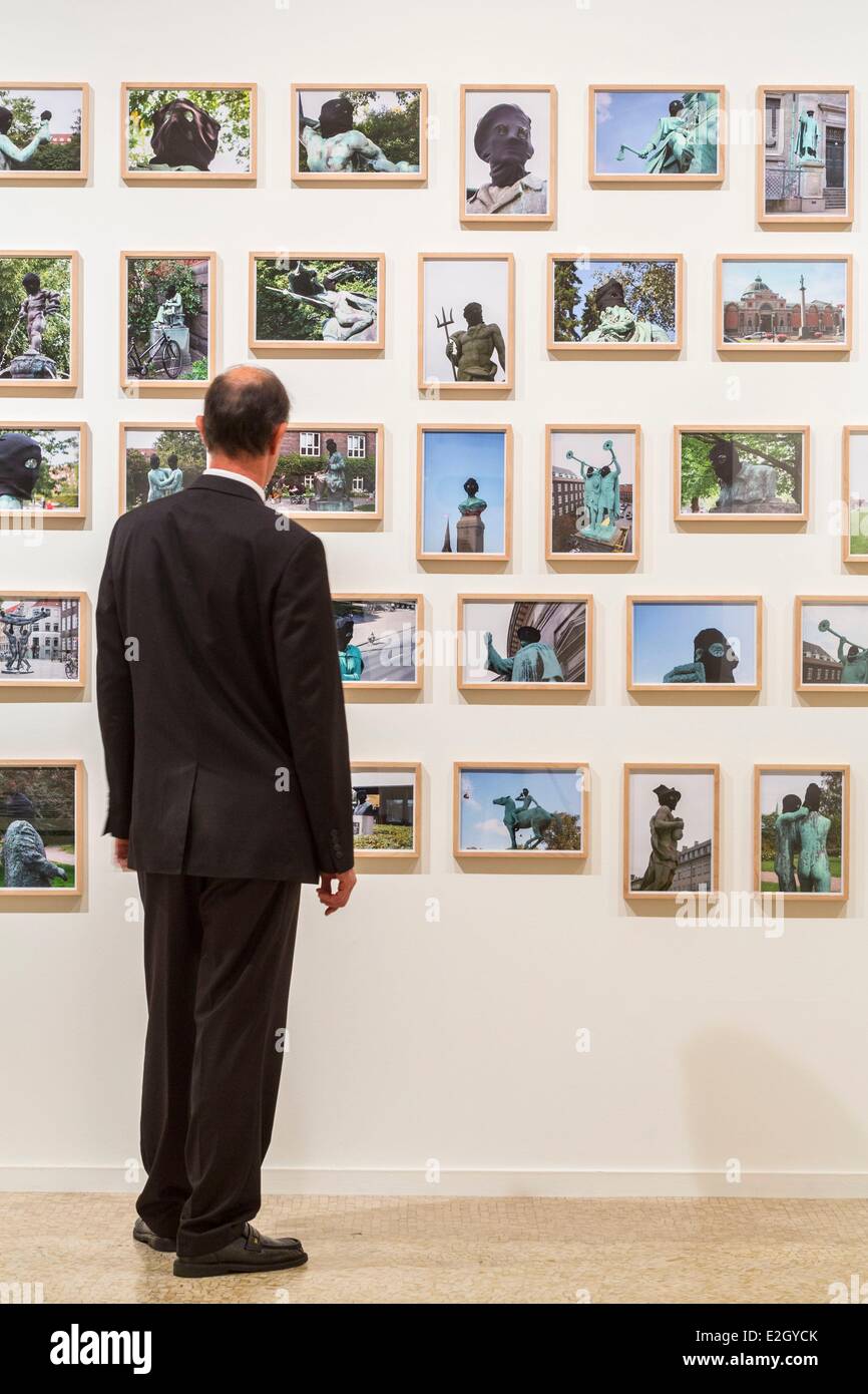 La Svizzera Ginevra Place Neuve Museo Rath architetto Samuel Vaucher inaugurato nel 1826 mostra Selezione M (Migros Museum La collezione di arte contemporanea) lavoro di artista rumeno Daniel Knorr intitolata Storia rubati Foto Stock