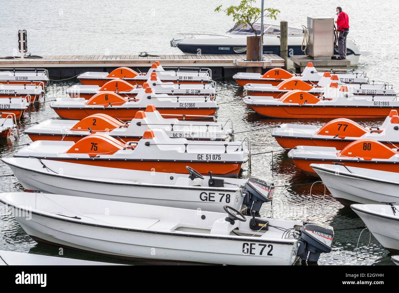 La Svizzera Ginevra Quai du Mont Blanc pedalò e barche a motore per noleggio Foto Stock