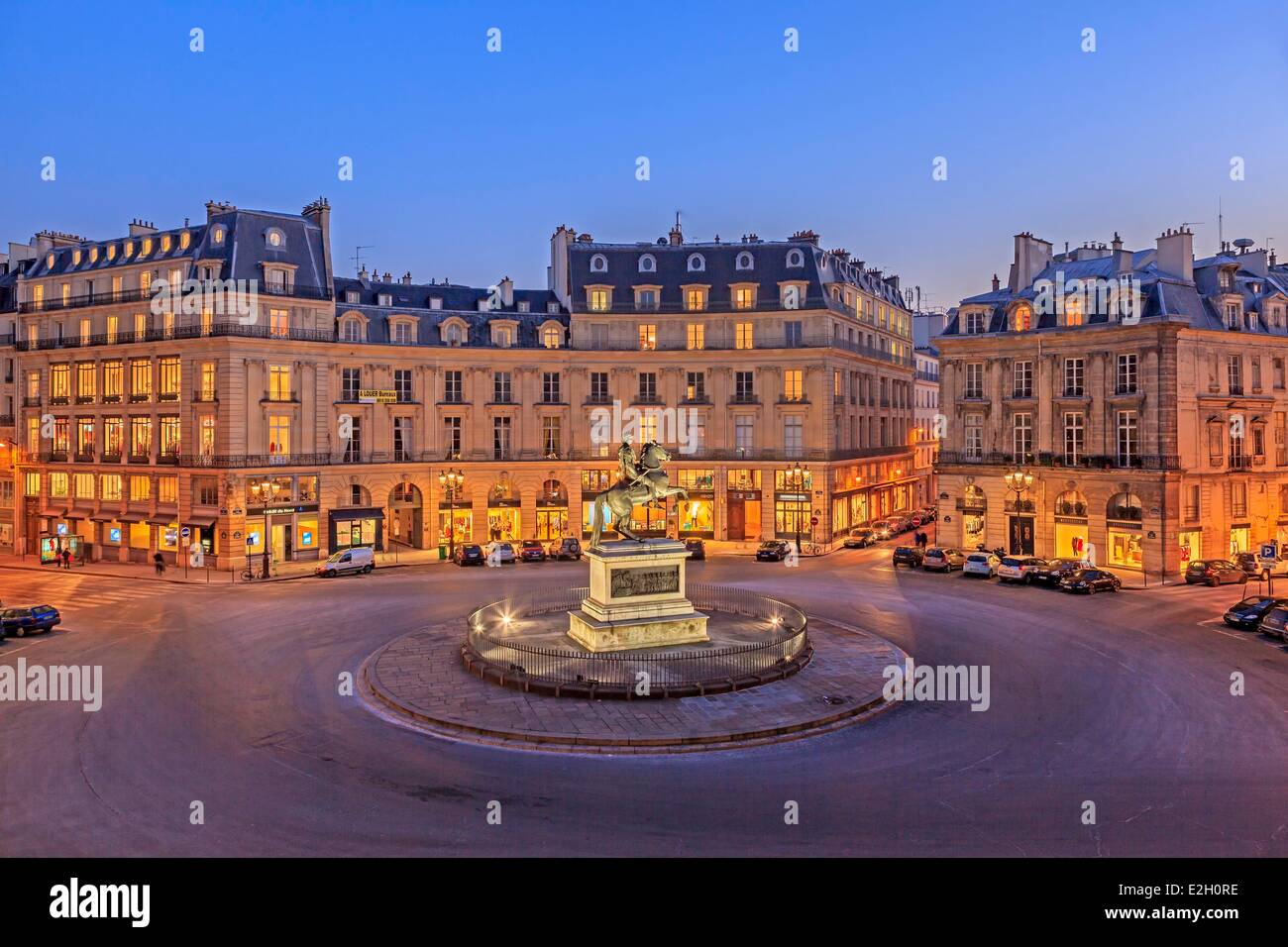 Francia Paris Place des Victoires con statua di re Luigi XIV da François Joseph Bosio Foto Stock