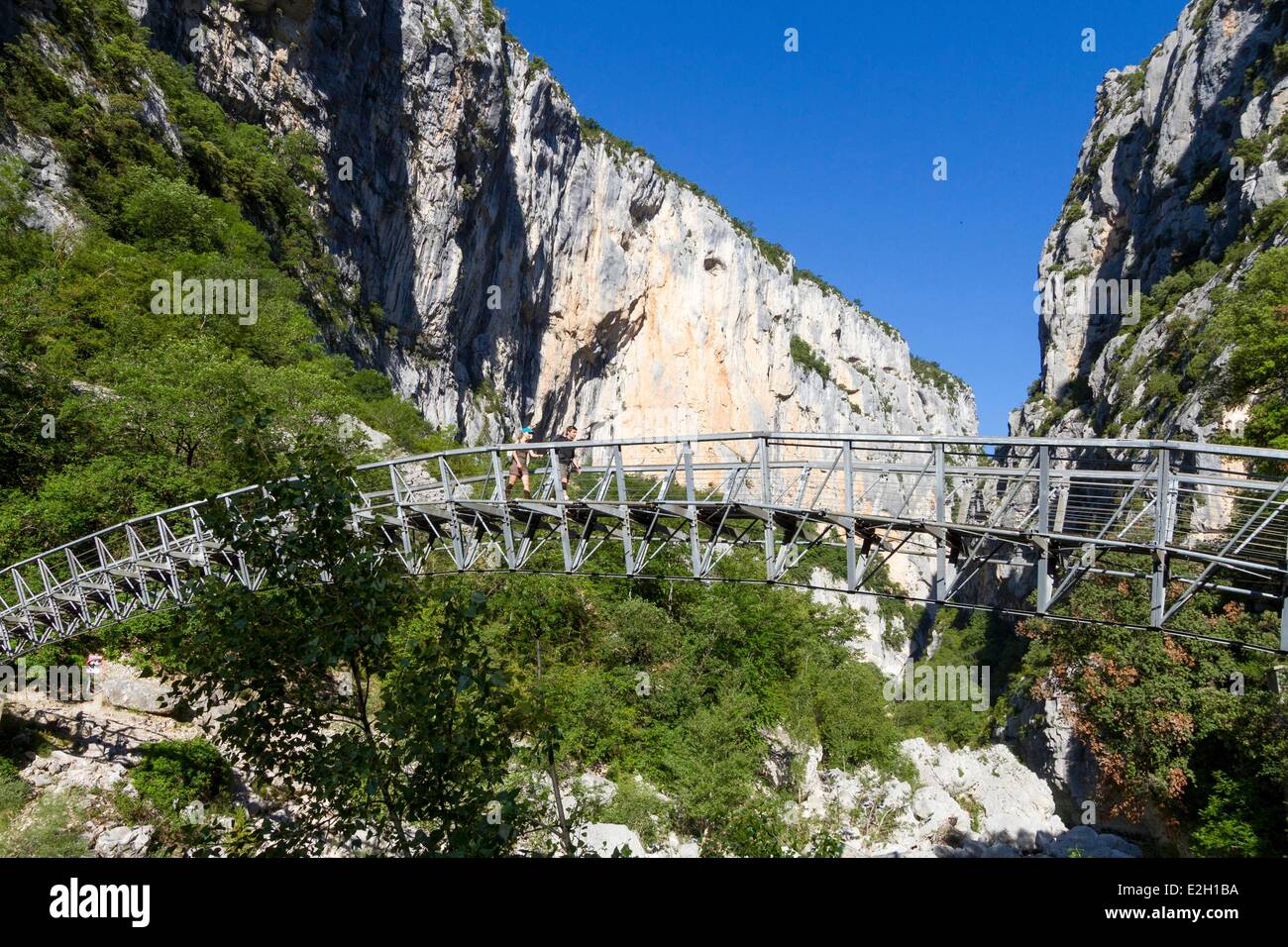 Francia Alpes de Haute Provence Var Parc Naturel Regional du Verdon (Parco naturale regionale del Verdon) La Palud sur Verdon Aiguines Gorges du Verdon Grand Canyon escursionisti sulla passerella Estellie Foto Stock