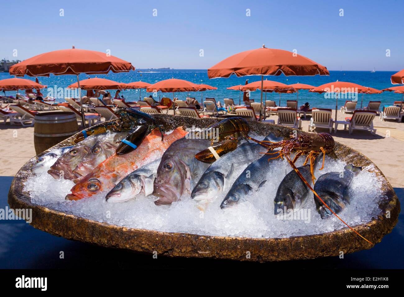 Francia Var Frejus platter di pesci e frutti di mare sulla spiaggia Foto Stock