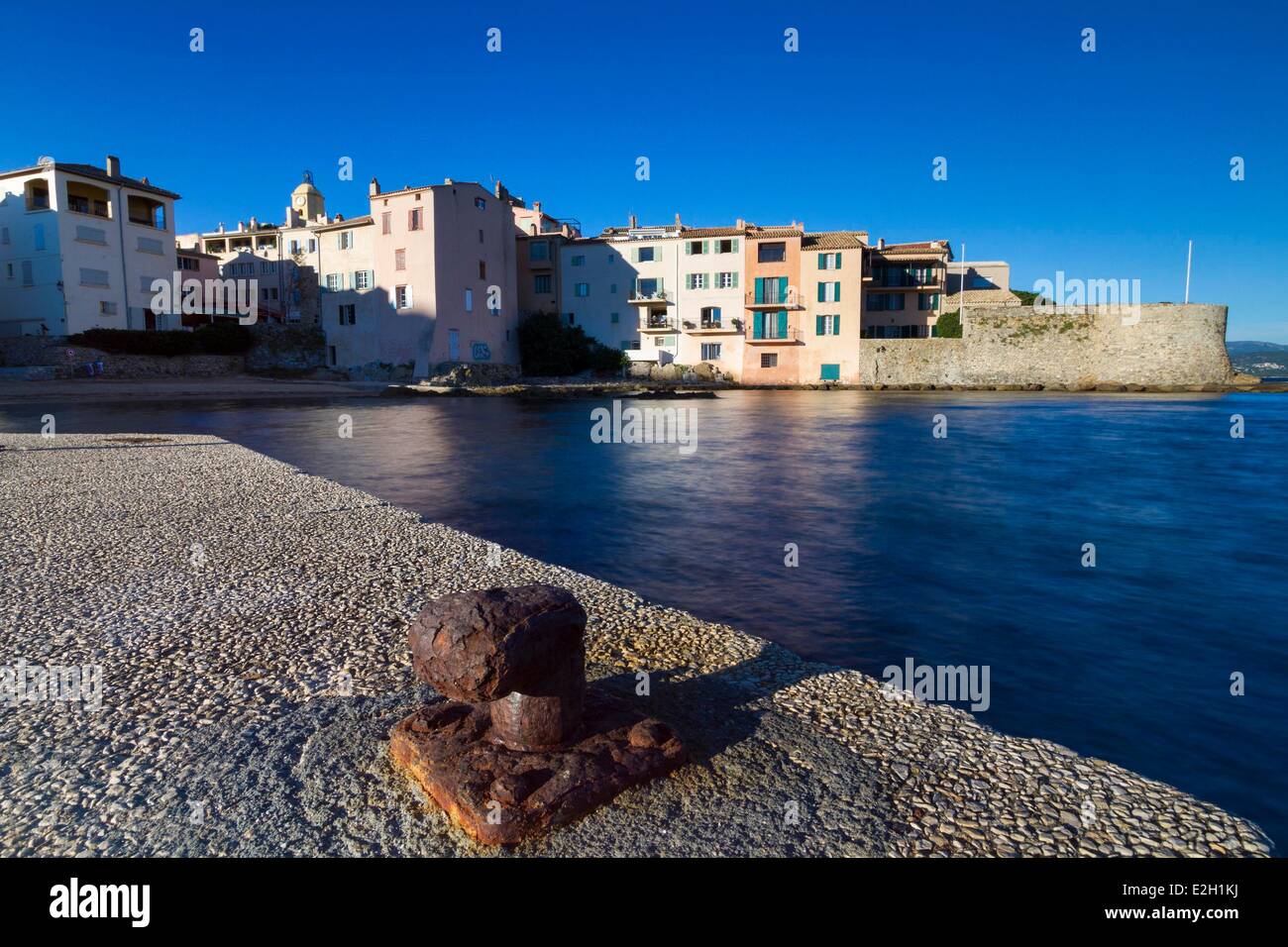Francia Var Saint Tropez La Ponche beach e Tour Vielle sul lato destro visto dalla banchina del vecchio porto da pesca Foto Stock