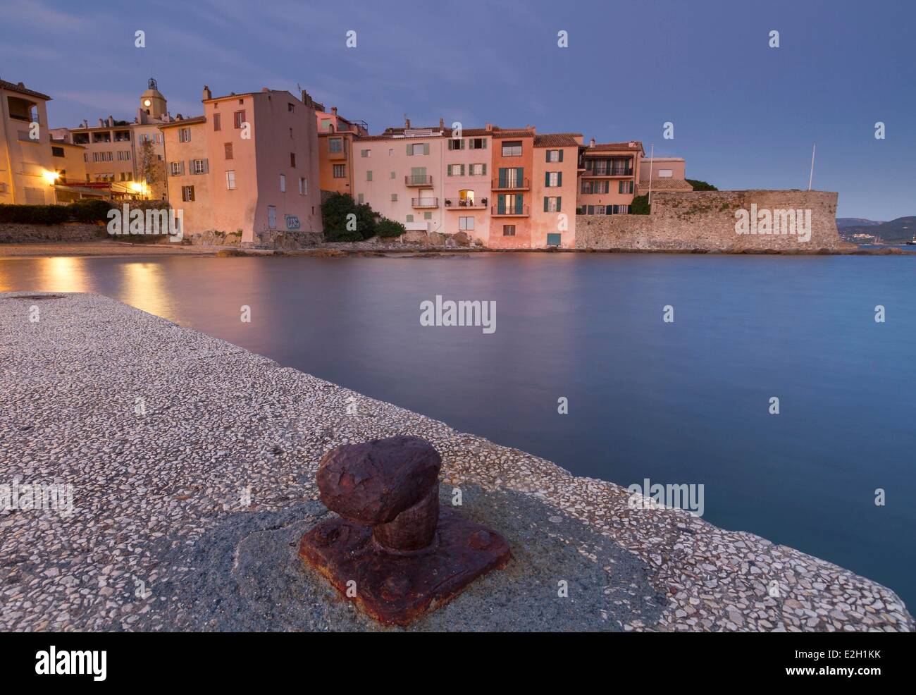 Francia Var Saint Tropez La Ponche beach e Tour Vielle sul lato destro visto dalla banchina del vecchio porto da pesca Foto Stock
