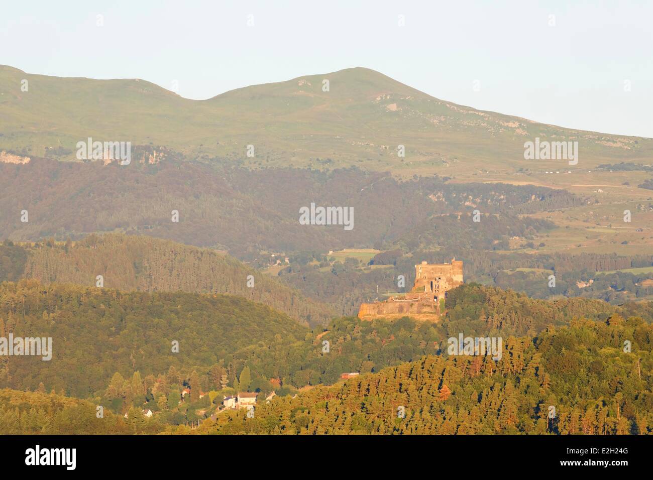 Francia Puy de Dome Parc Naturel Regional des Volcans d'Auvergne (vulcani di Auvergne parco naturale regionale) Murol Chateau de Murol Massif des Monts Dore in background Foto Stock