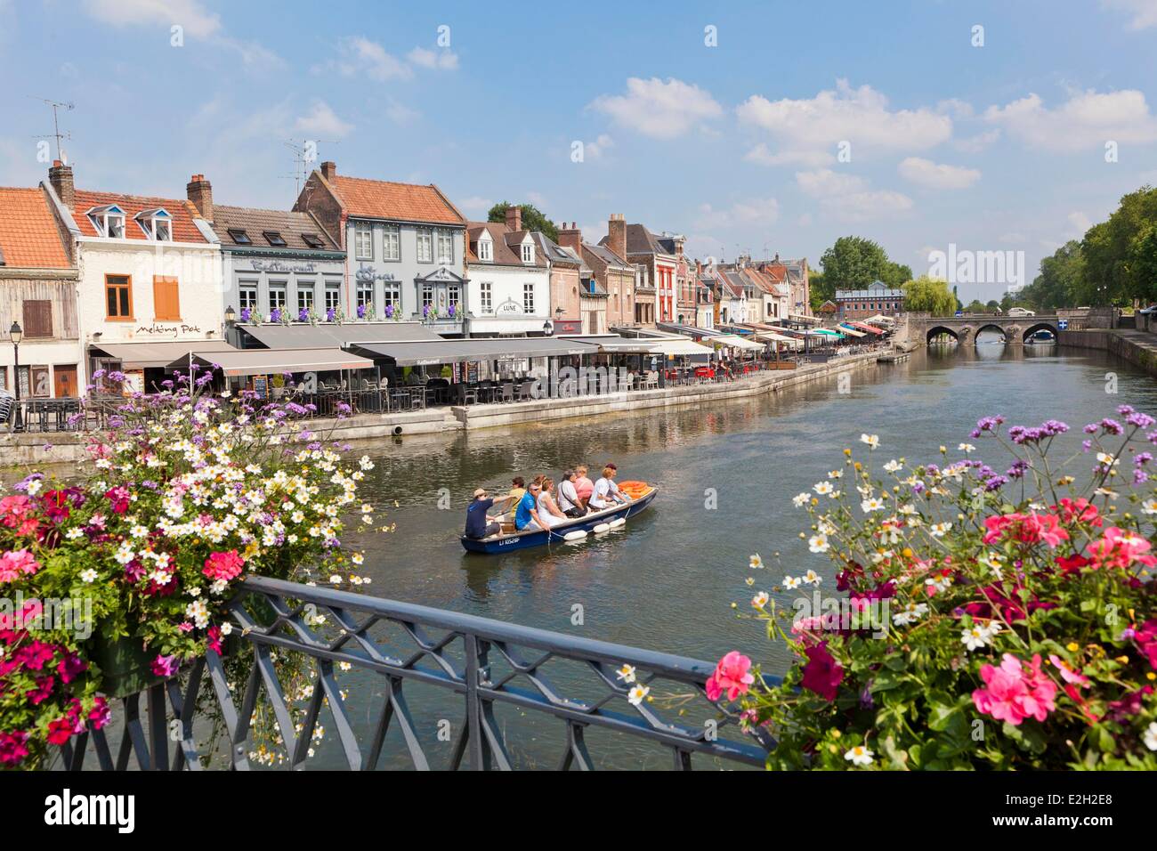 Francia Somme Amiens St Leu district imbarcazione turistica nella parte anteriore del Quai Belu e cafè ristorante Le Terrazze Foto Stock