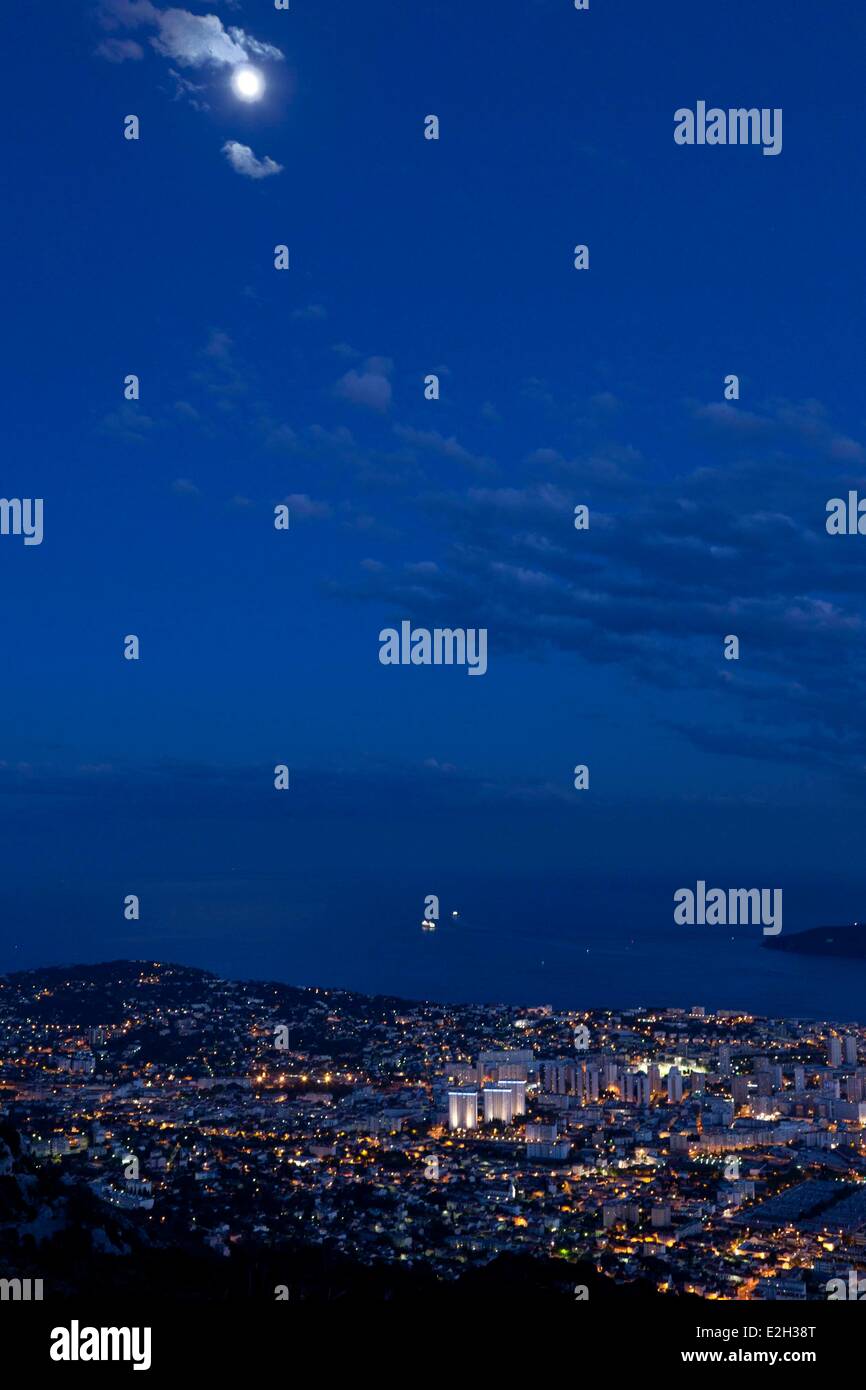 Francia Var Tolone vista notturna del porto Mont Faron Foto Stock