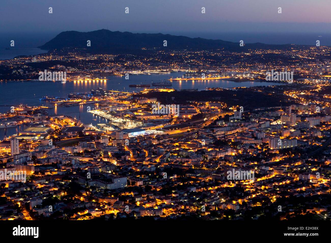 Francia Var Tolone vista notturna del porto Mont Faron Foto Stock