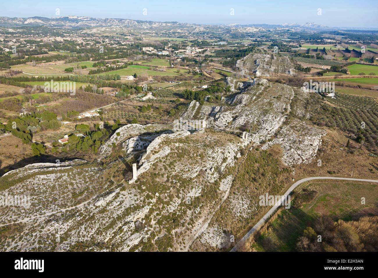 Francia Bouches du Rhone Massif des Alpilles Parco Naturale Regionale delle Alpilles Paradou sito archeologico tours di Castillon (vista aerea) Foto Stock