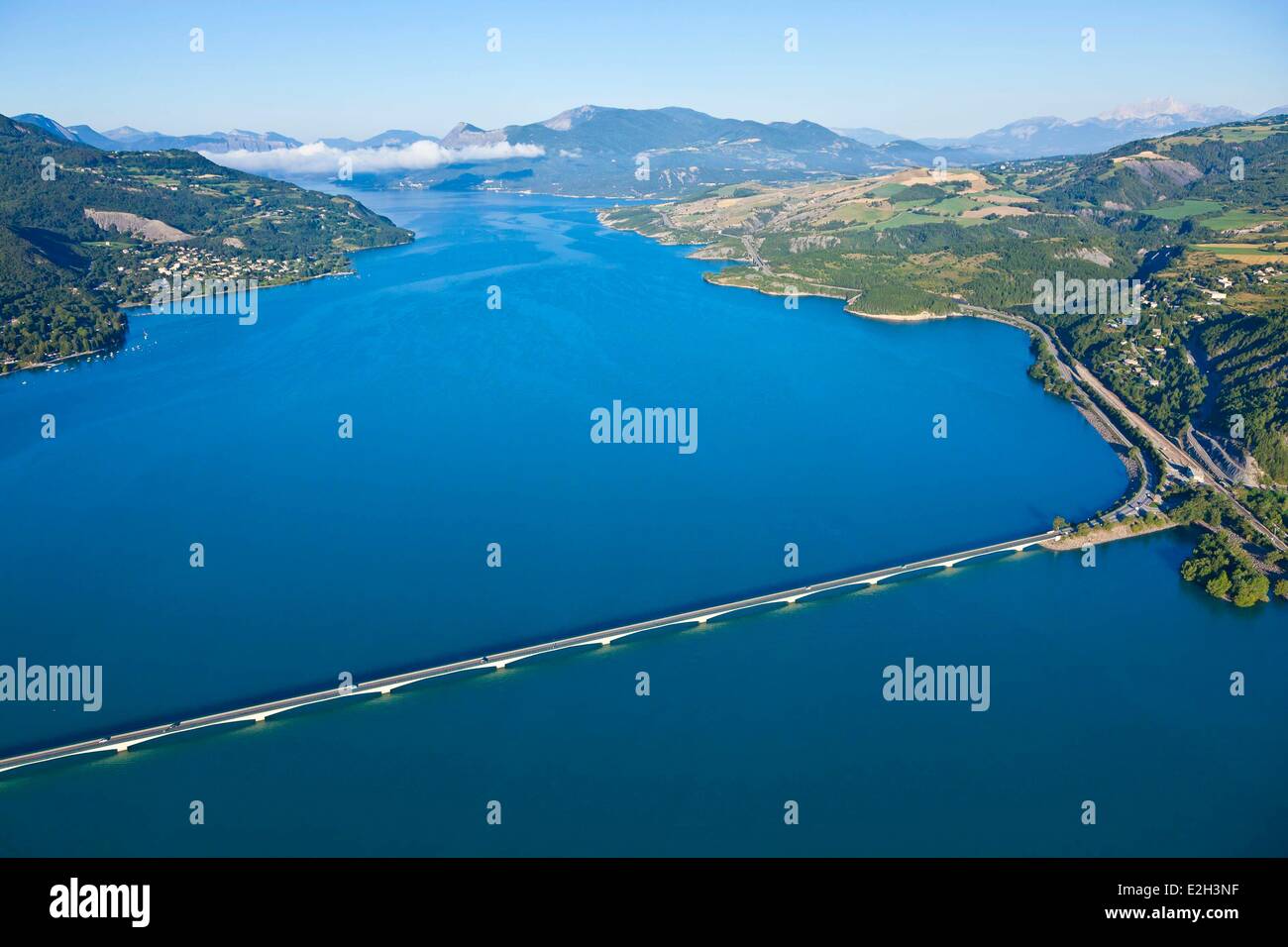 Francia Hautes Alpes Serre Poncon lake Savines le lac ponte (vista aerea) Foto Stock