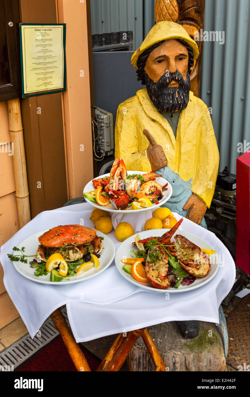 Piatti a base di frutti di mare freschi display al di fuori di un ristorante sul vecchio Pontile del Pescatore, Monterey, California, Stati Uniti d'America Foto Stock