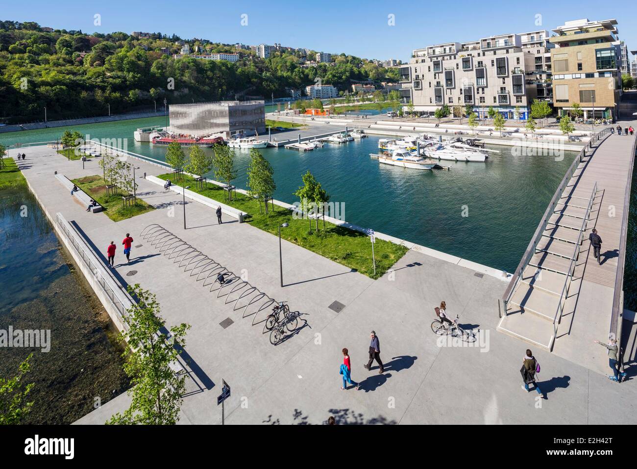 Francia Rodano Lyon La confluenza nuovo distretto a sud di Presqu'ile (Penisola) edifici residenziali quai Arles Dufour nella parte anteriore del posto nautique Foto Stock