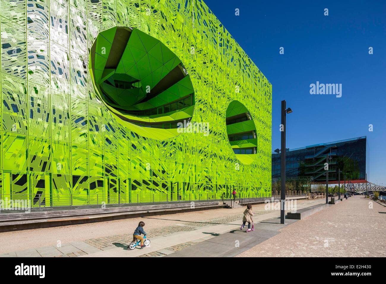 Francia Rodano Lione nuovo distretto di confluenza nel sud di Presqu'ile (Penisola) Quai Rambaud green building si siede di Euronews di architetti Dominique Jakob e Brendan Mac Farlaneet e capo ufficio di GL events di sfondo architetto Odile Decq Foto Stock