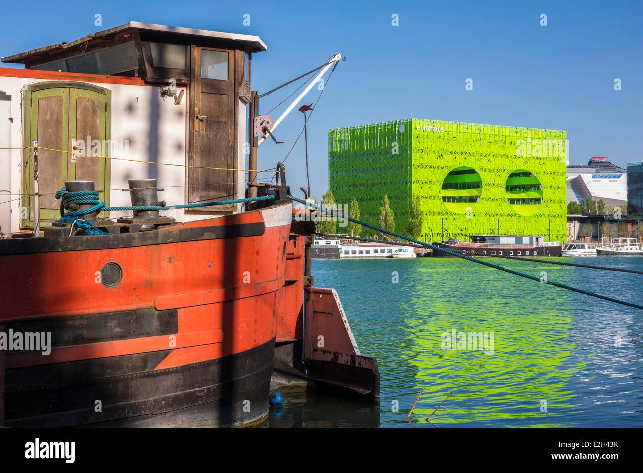 Francia Rodano Lyon La confluenza nuovo distretto a sud di Presqu'ile (Penisola) edificio verde di Euronews sede da architetti Dominique Jakob e Brendan Mac Farlane sul vecchio sito di Port Rambaud Foto Stock