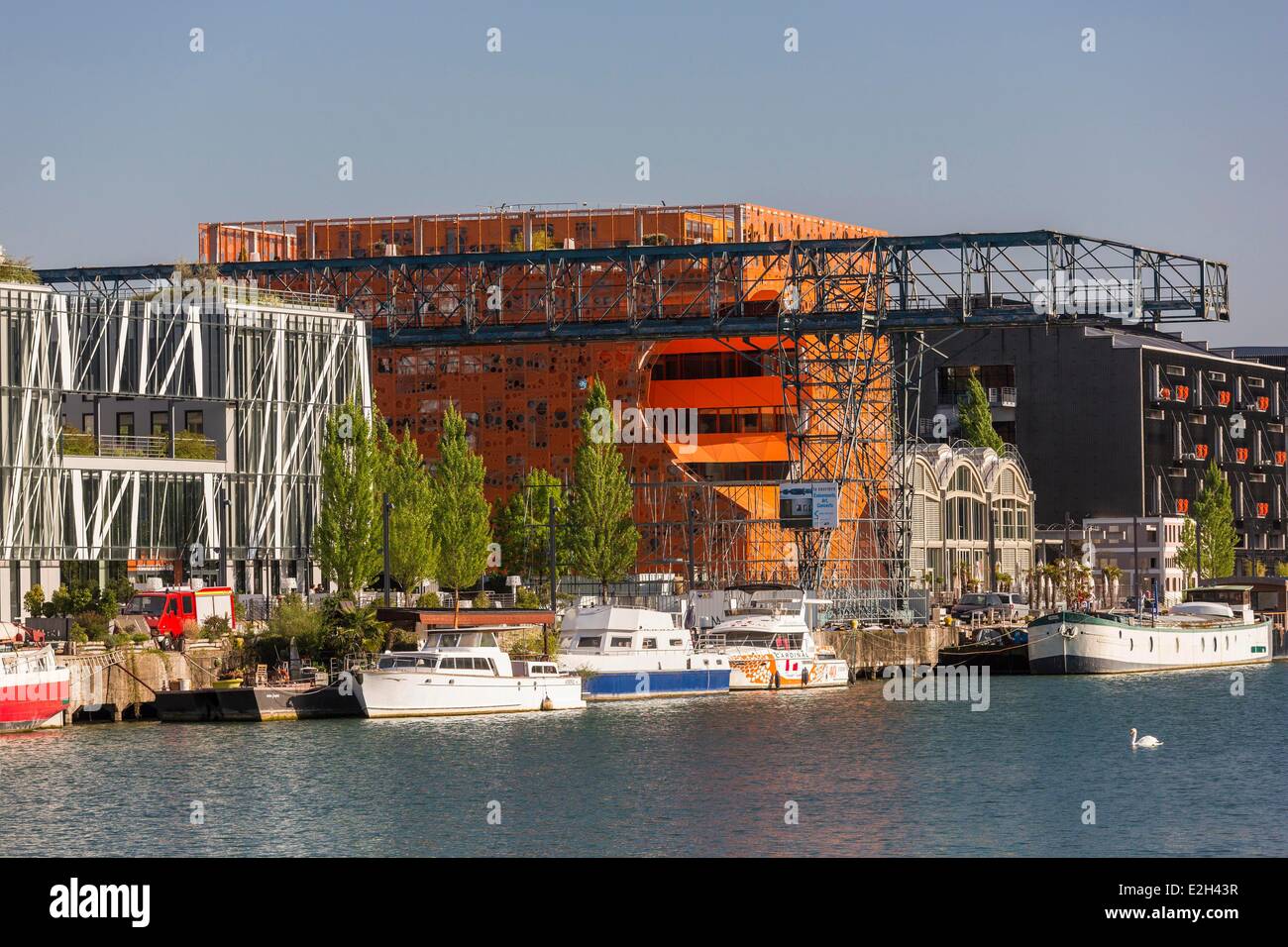 Francia Rodano Lyon La confluenza nuovo distretto a sud di Presqu'ile (Penisola) Quai Rambaud cubo arancione da Dominique Jakob e Brendan MacFarlane architetti e green building di Euronews sede in background e formeRM-Eortico e la gru a carroponte Foto Stock