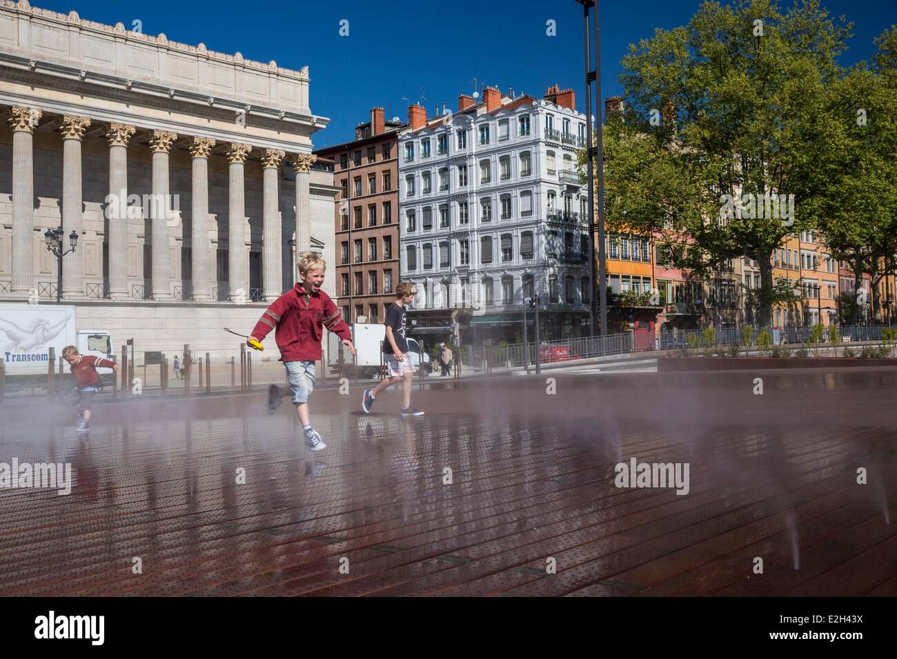 Francia Rodano Lyon sito storico elencati come patrimonio mondiale dall UNESCO quartiere Cordeliers Quai Romain Rolland Palazzo di Giustizia e getti d'acqua Foto Stock