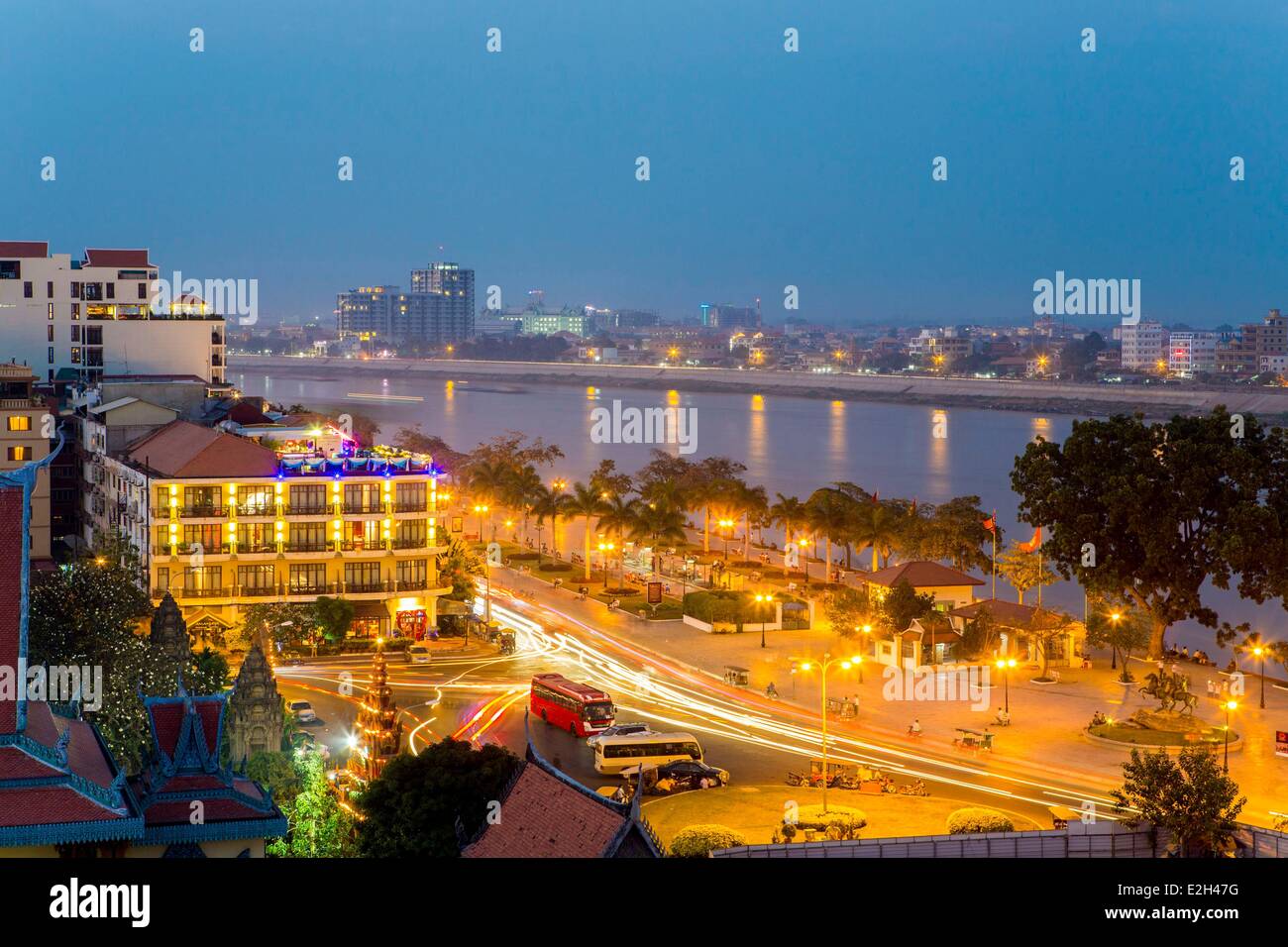 Cambogia Phnom Penh Sisowath Quay sul fiume Tonle Sap Foto Stock