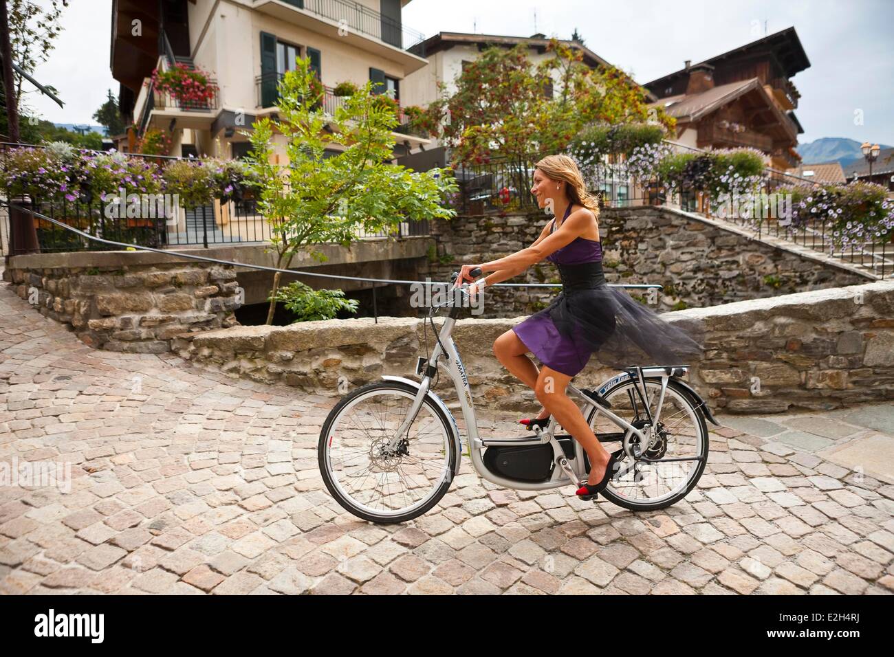 Francia Haute Savoie Megeve donna pratica bicicletta elettrica Foto Stock