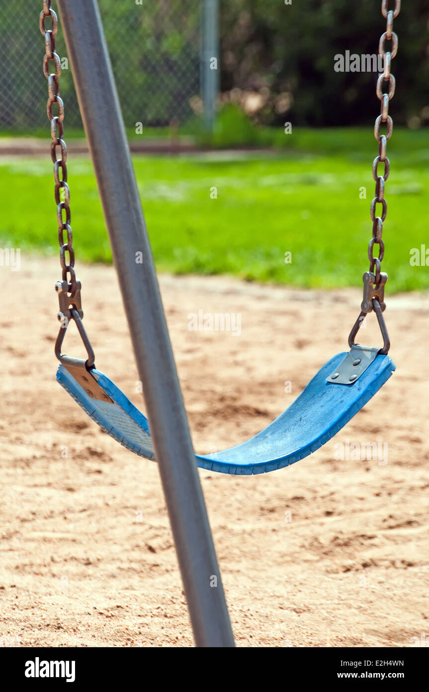 Un parco unico swing inattivi in attesa gioiosa per i bambini a giocare su di esso. Foto Stock