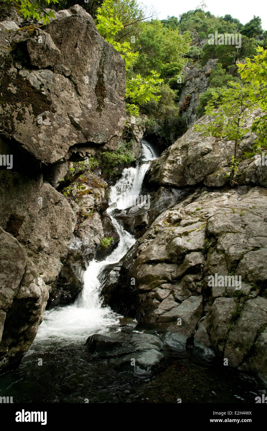 Una cascata sul fiume Fonias alimentato in primavera, sull'isola greca settentrionale di SAMOTHRAKI, nel Nord Egeo, Tracia, Grecia. Foto Stock