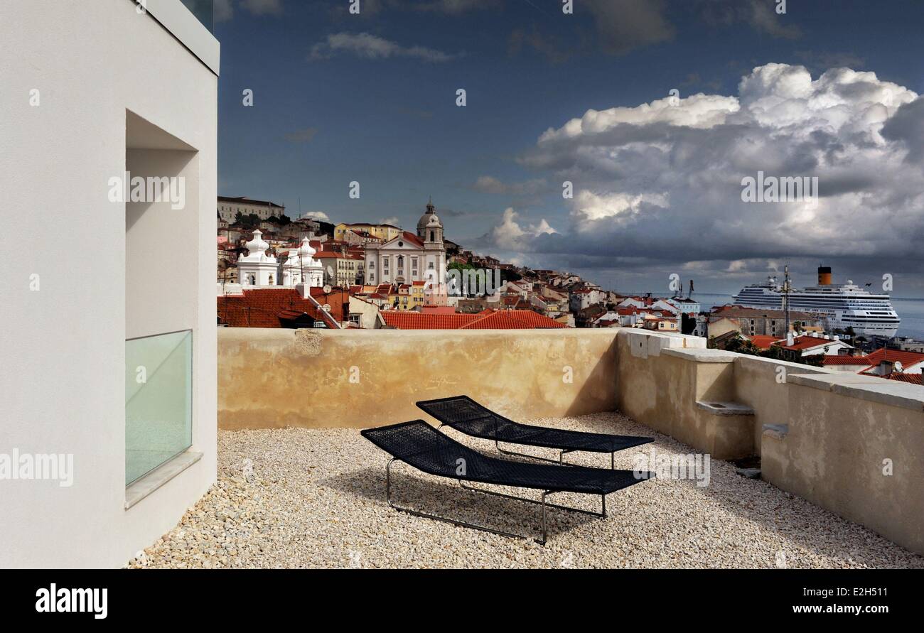 Portogallo Lisbona Memmo Alfama Hotel sul livello inferiore grande terrazza è ideale per prendere il sole Foto Stock