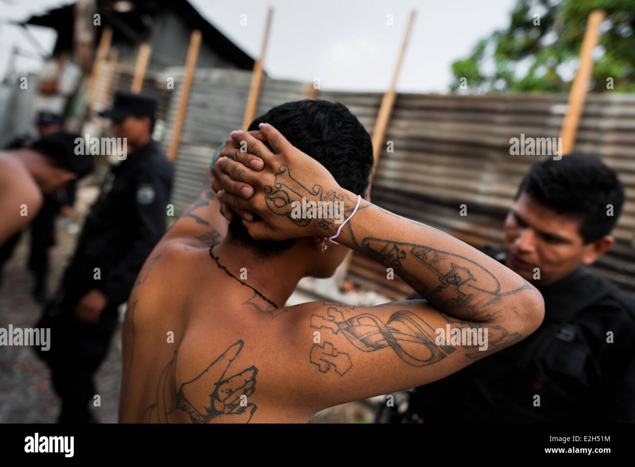 Il Barrio 18 gang sono detenuti dai funzionari di polizia dalla speciale unità di emergenza in San Salvador El Salvador. Foto Stock