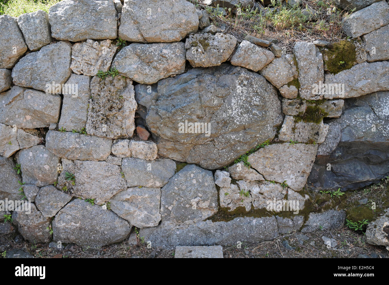 Un antico muro di pietra (mappa?) Con un masso a forma di isola di SAMOTHRAKI, sulla stessa isola nel nord della Grecia, Tracia, Grecia. Foto Stock