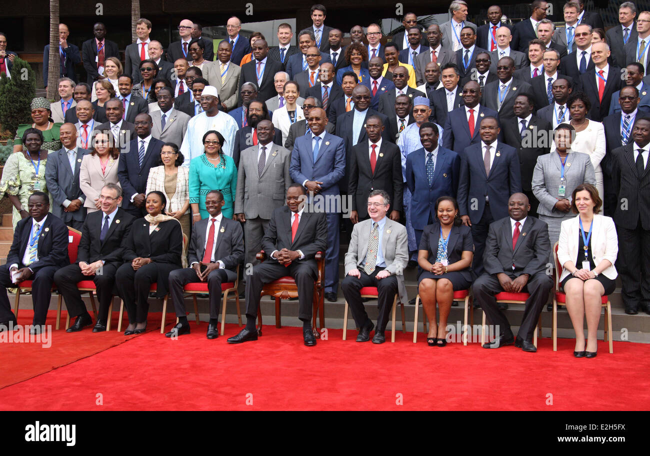 Nairobi, in Kenya. 19 giugno 2014. Presidente Uhuru Kenyatta ha una parola con la partecipazione dei delegati della 39ª sessione dell'Africa, dei Caraibi e del Pacifico Unione europea (ACP-UE) Consiglio dei ministri dopo l'apertura ufficiale a K.I.C C, Nairobi. Oltre 100 ministri e delegati provenienti da paesi membri stanno frequentando i 5 giorni di conferenza che è a discutere di questioni inerenti agli scambi commerciali con l'Unione europea. Credito: PACIFIC PRESS/Alamy Live News Foto Stock