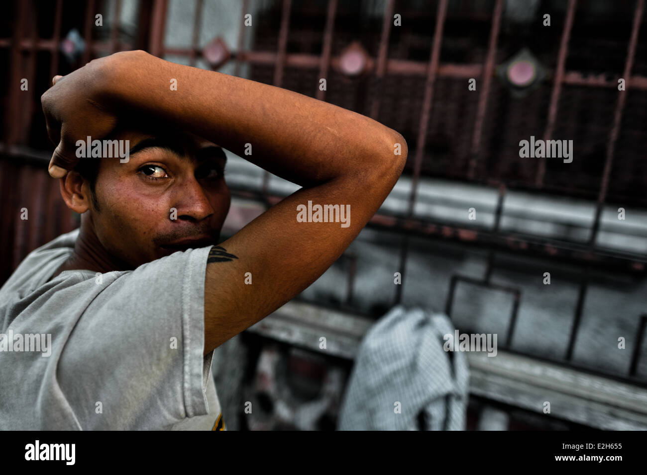 Un presunto membro della gang è controllato dai funzionari di polizia dalla speciale unità di emergenza in San Salvador El Salvador. Foto Stock