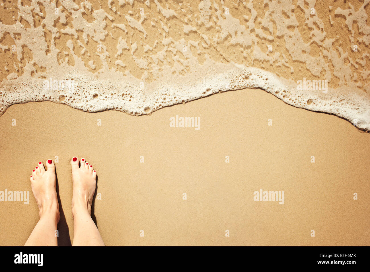 Un'onda entra, come sto e attendere. Con copia spazio. Foto Stock